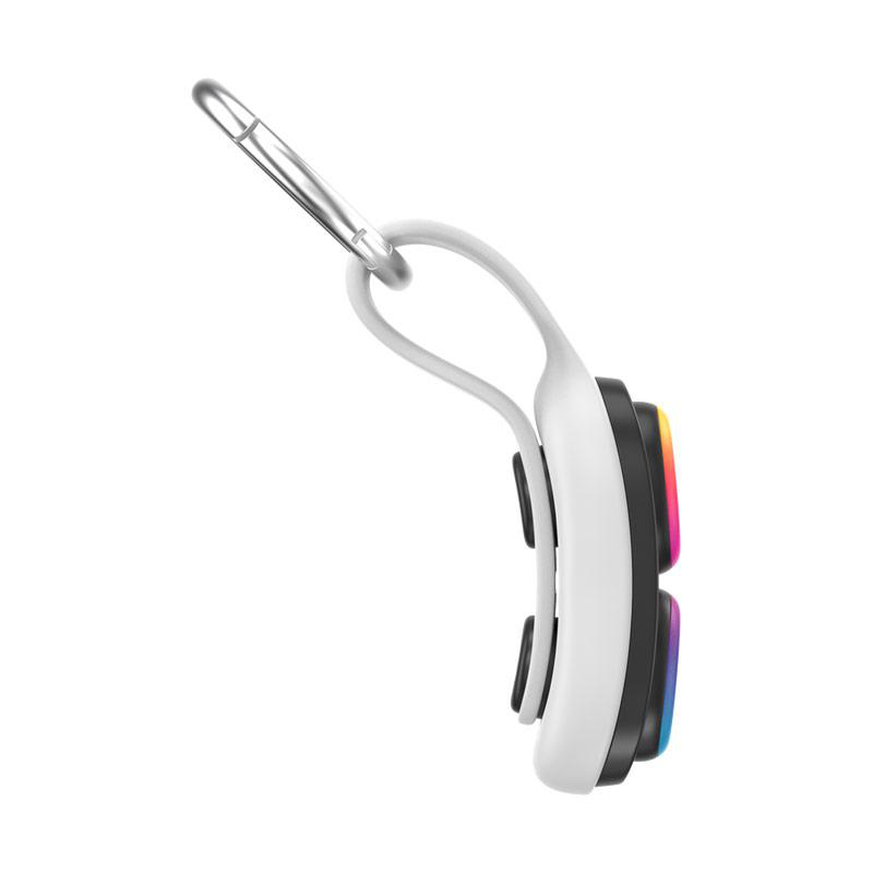 Ein Schlüsselanhänger mit weißem Gehäuse und regenbogenfarbenen Knöpfen.