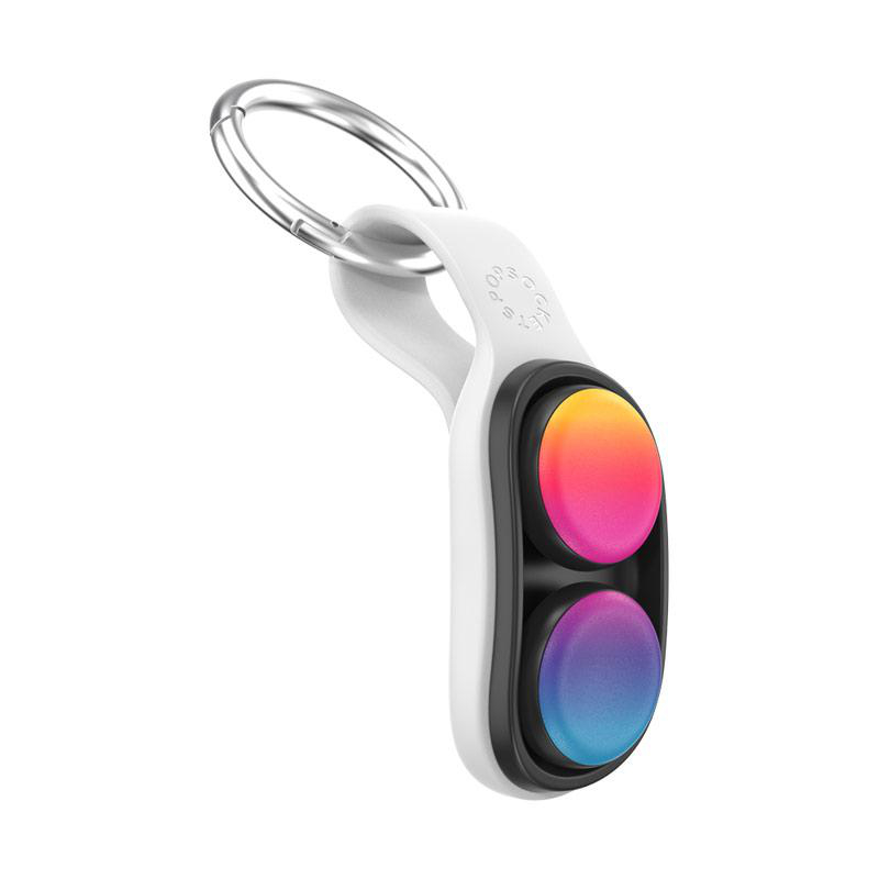 Ein weißes Schlüsselanhänger-Spielzeug mit zwei Push-Pop-Blasen in Regenbogenfarben auf weißem Hintergrund.