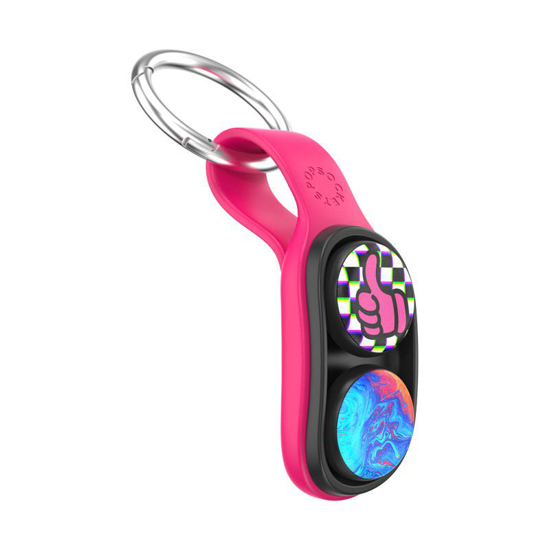 Pinker Schlüsselfinder mit Metallring. Er hat zwei Kreise mit Grafiken und dem Wort 'OC'.