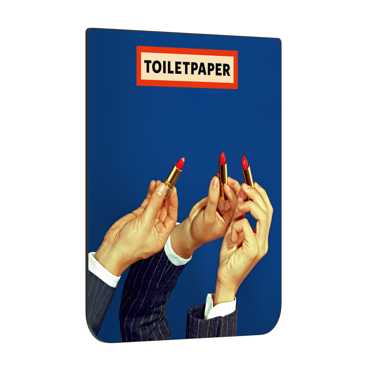 Mani che tengono rossetti davanti a un cartello con scritto 'TOILETPAPER' su sfondo blu.