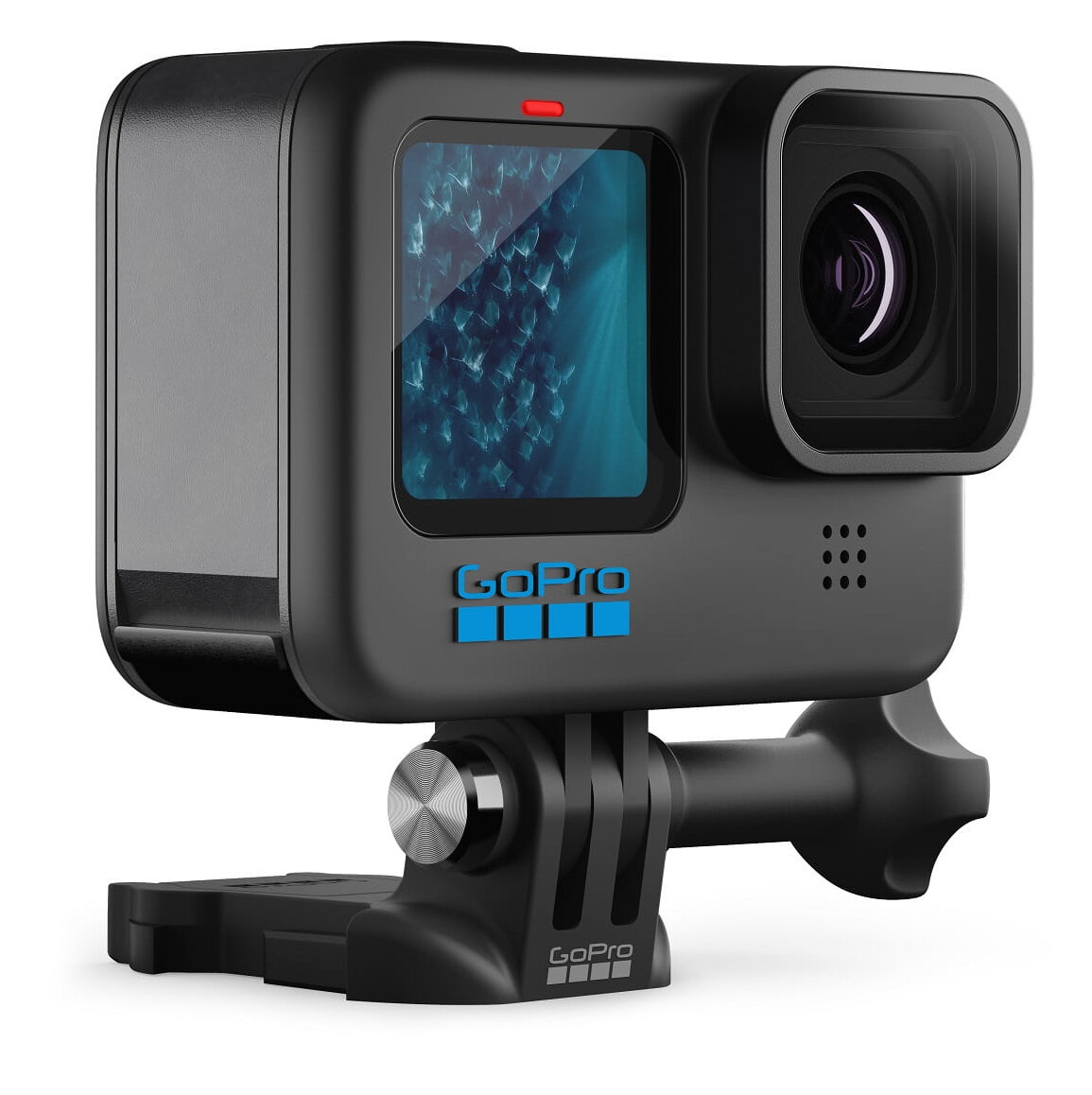 Czarna kamera GoPro z ekranem, przyciskami i dołączonym mocowaniem na białym tle.