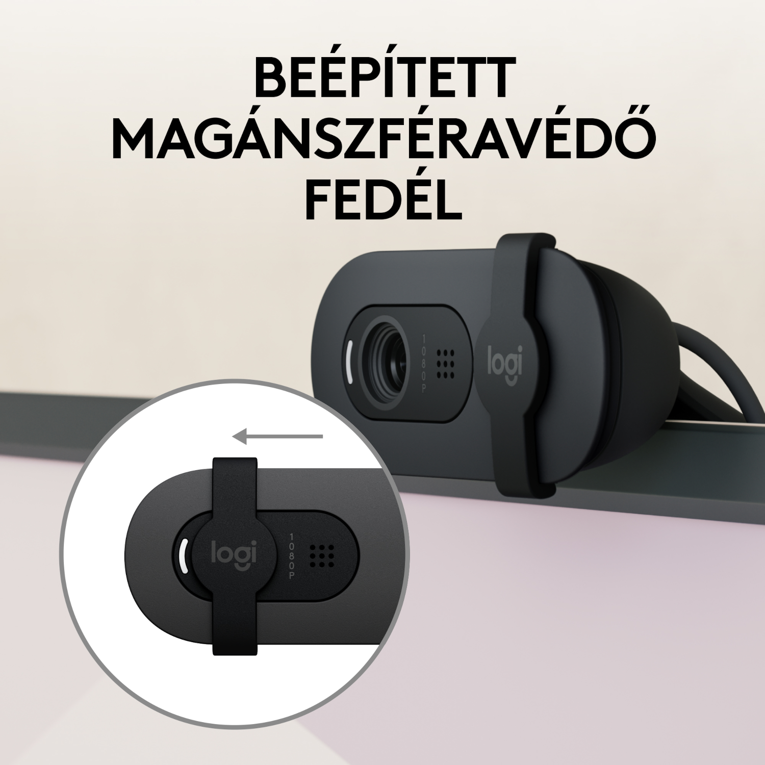 Egy fekete webkamera adatvédelmi fedéllel, a fedél közelről és a LOGI szöveg.