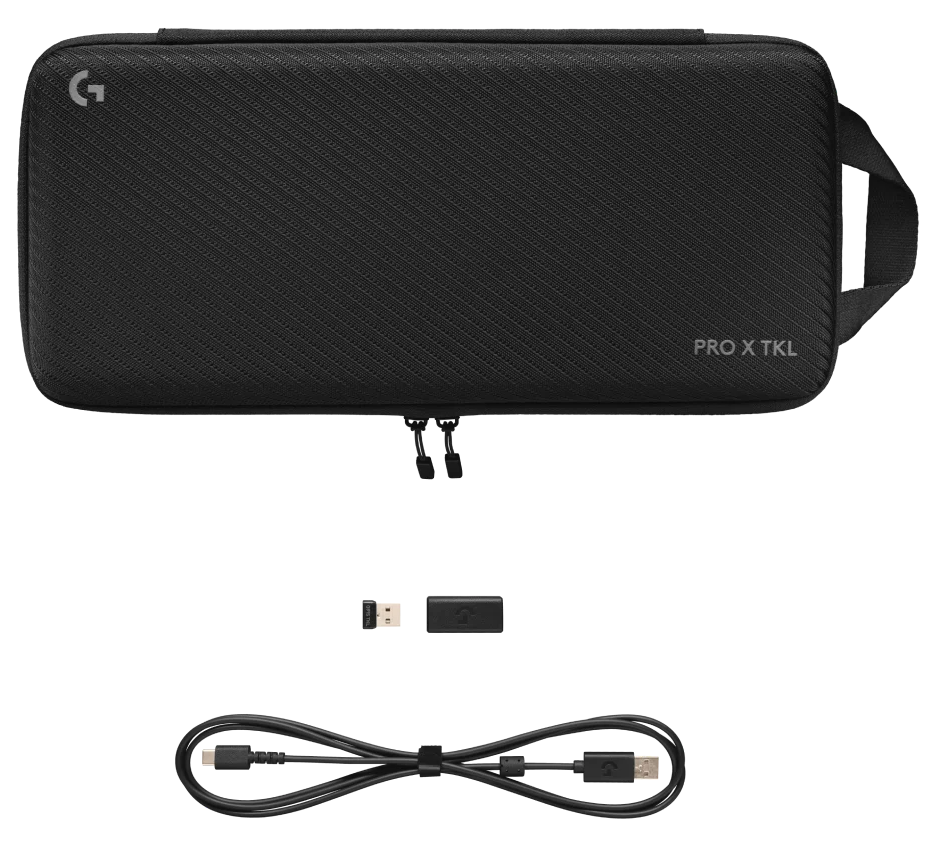 Fekete tok Logitech logóval, USB-kábellel és egy kis fekete adapterrel.