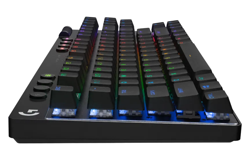 Fekete billentyűzet RGB világítással. Oldalnézet. Fekete háttér.