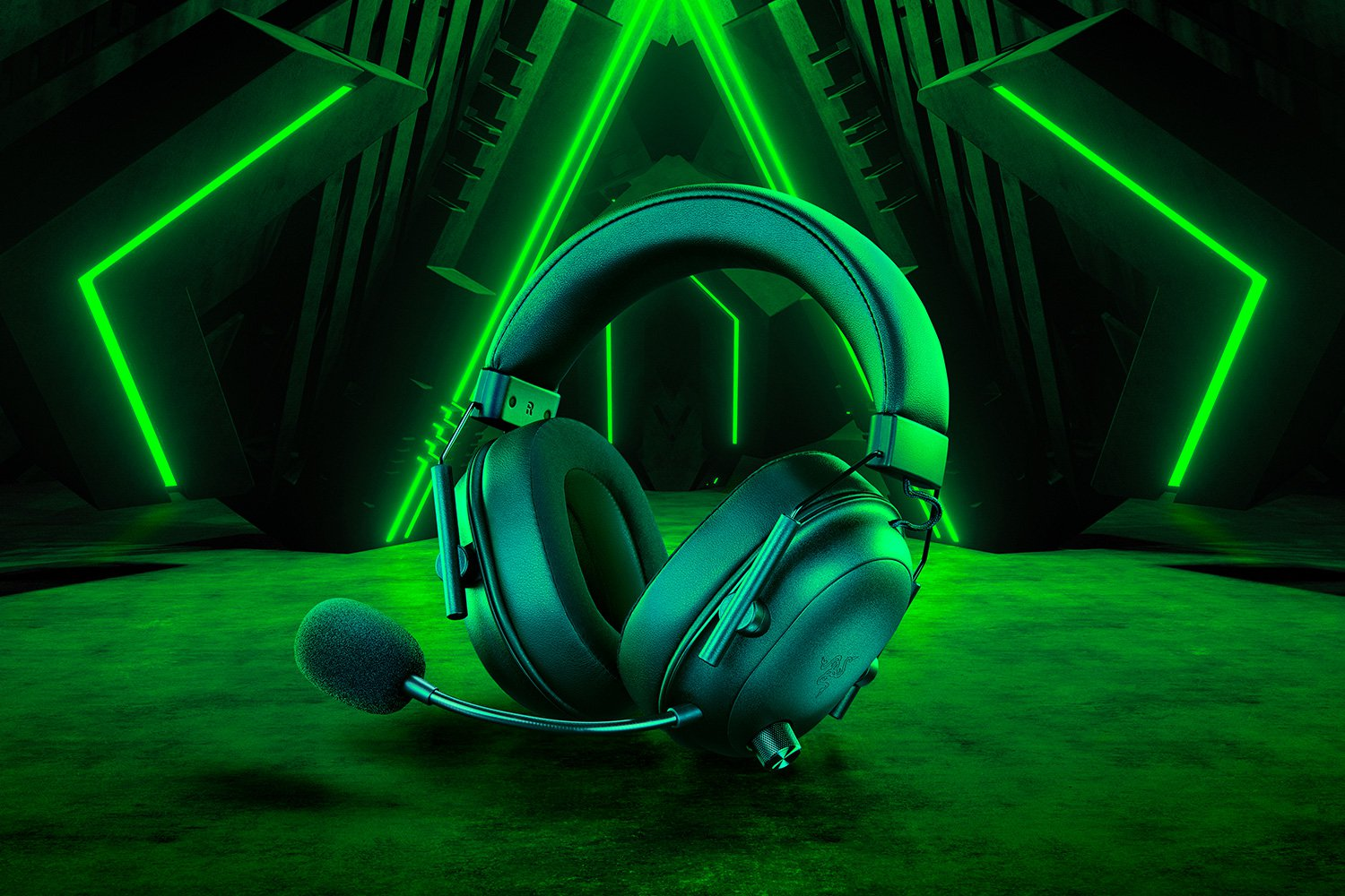 Cuffie da gioco nere con microfono, su uno sfondo geometrico verde neon.
