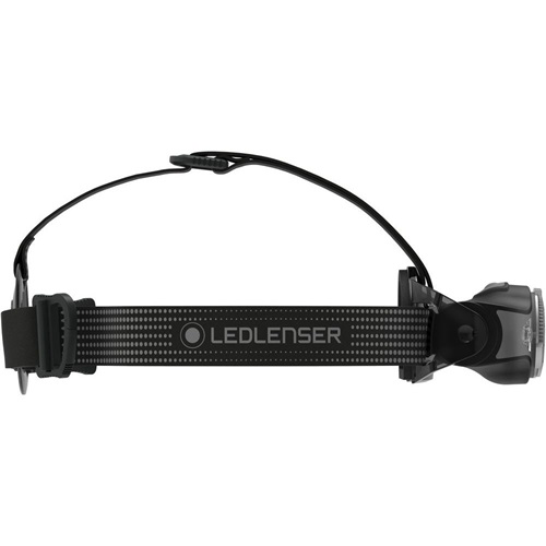 Egy fekete fejlámpa LEDLENSER márkanévvel a pánton, oldalról nézve.
