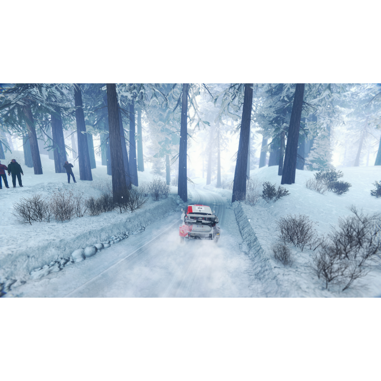 Een rallyauto rijdt over een besneeuwde weg in een bos, met bomen en mensen op de achtergrond.