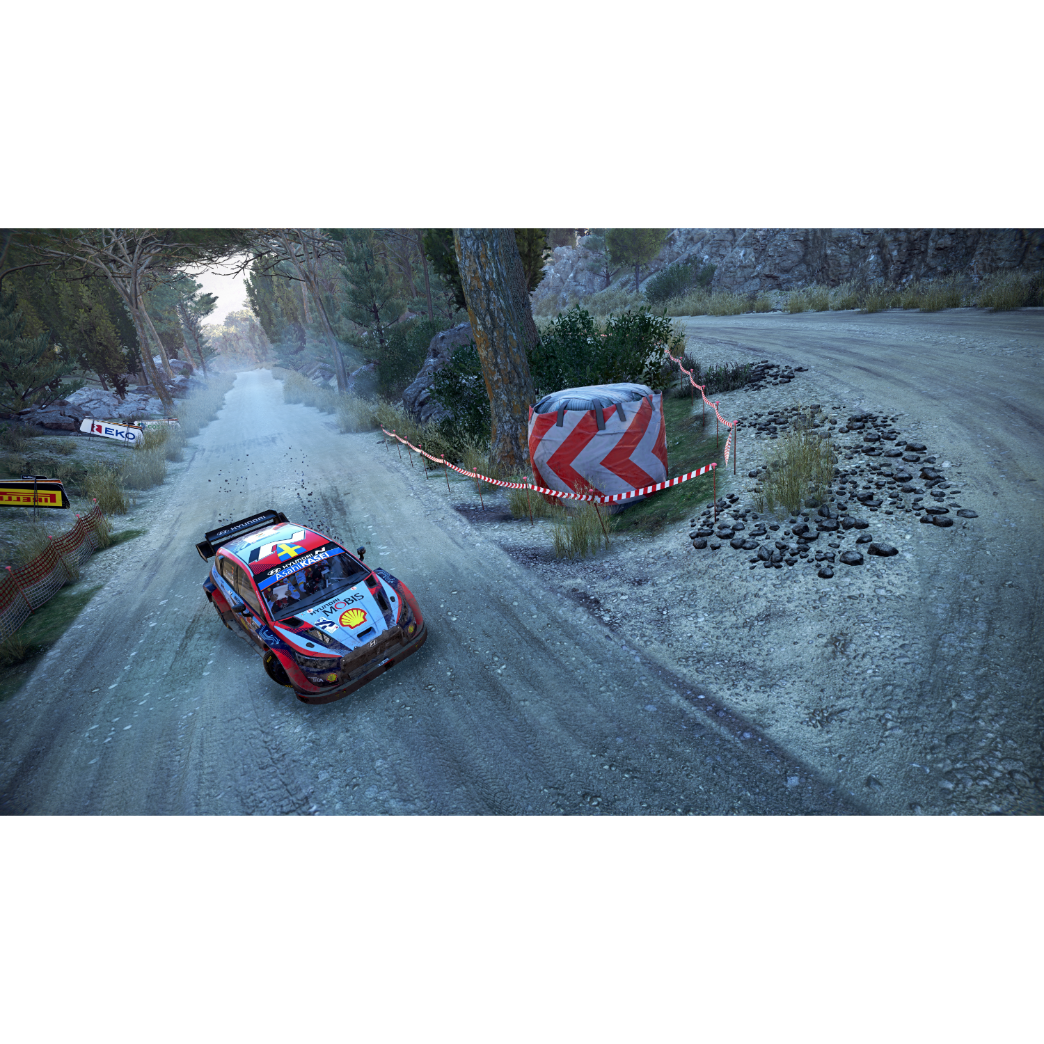 Een rallywagen racet op een onverharde weg met toeschouwers aan de kant.