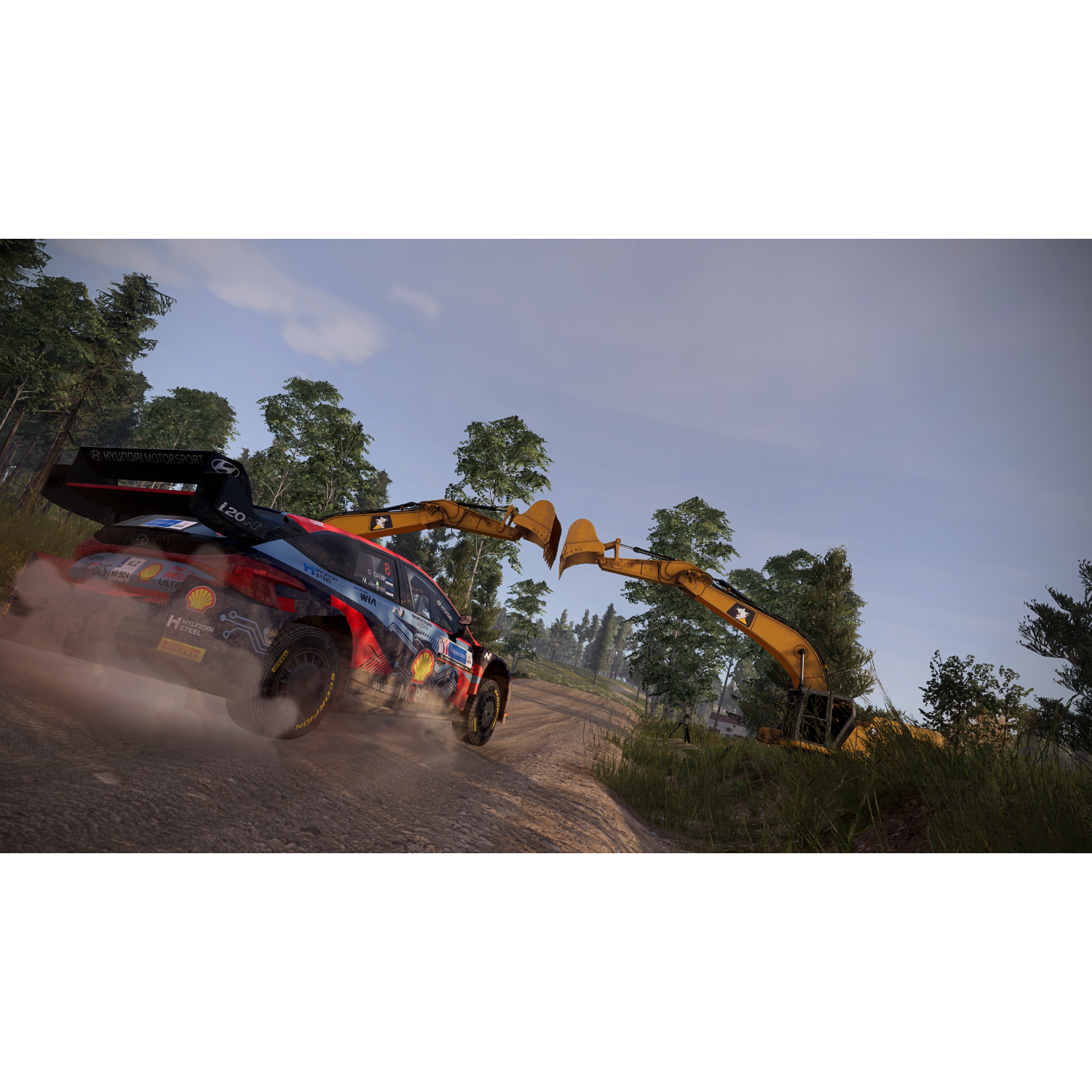 Een rallyauto racet op een onverharde weg, met bouwmachines zichtbaar op de achtergrond.