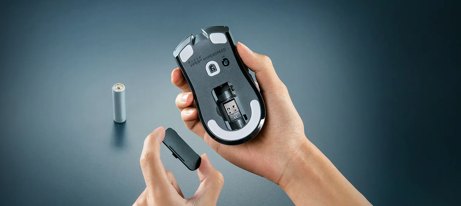 Maus mit Batterie und USB-Empfänger, die an der Unterseite der Maus platziert werden.