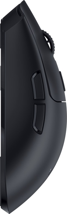 Schwarze Maus mit Seitentasten und einem Scrollrad. Die Maus ist abgewinkelt.