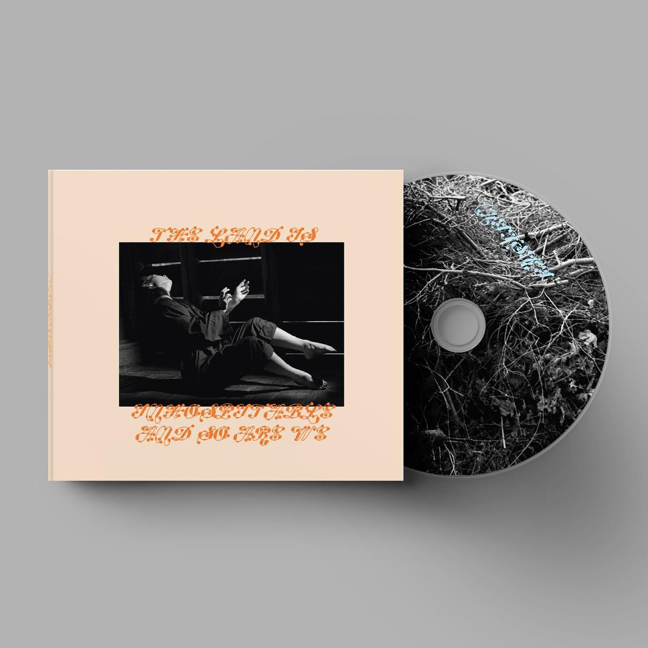Eine CD-Hülle und -Disc. Die Hülle zeigt ein Bild einer Frau und die Disc hat eine schwarze Oberfläche.