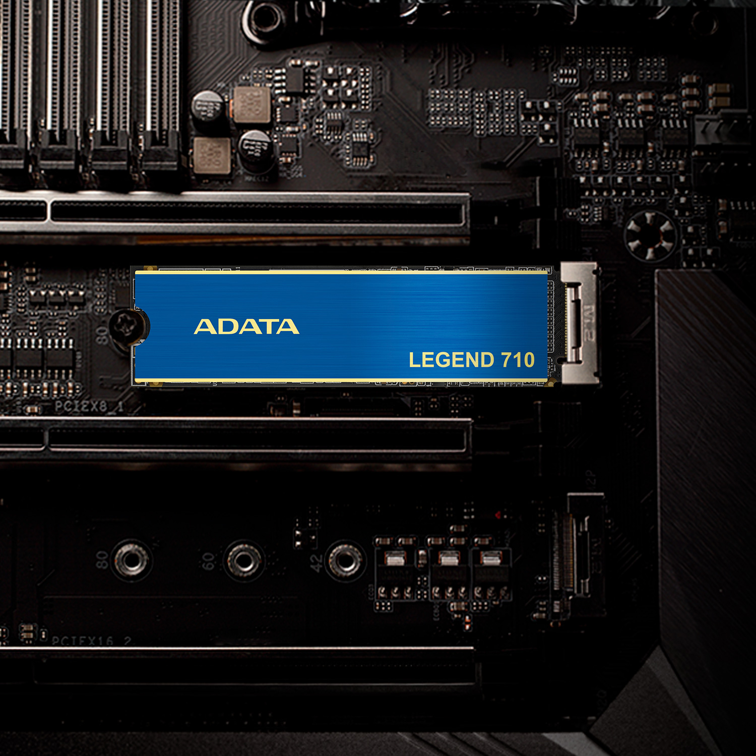 ADATA Legend 710 SSD az alaplapon, kék arany felirattal, termékfotó, technológia.