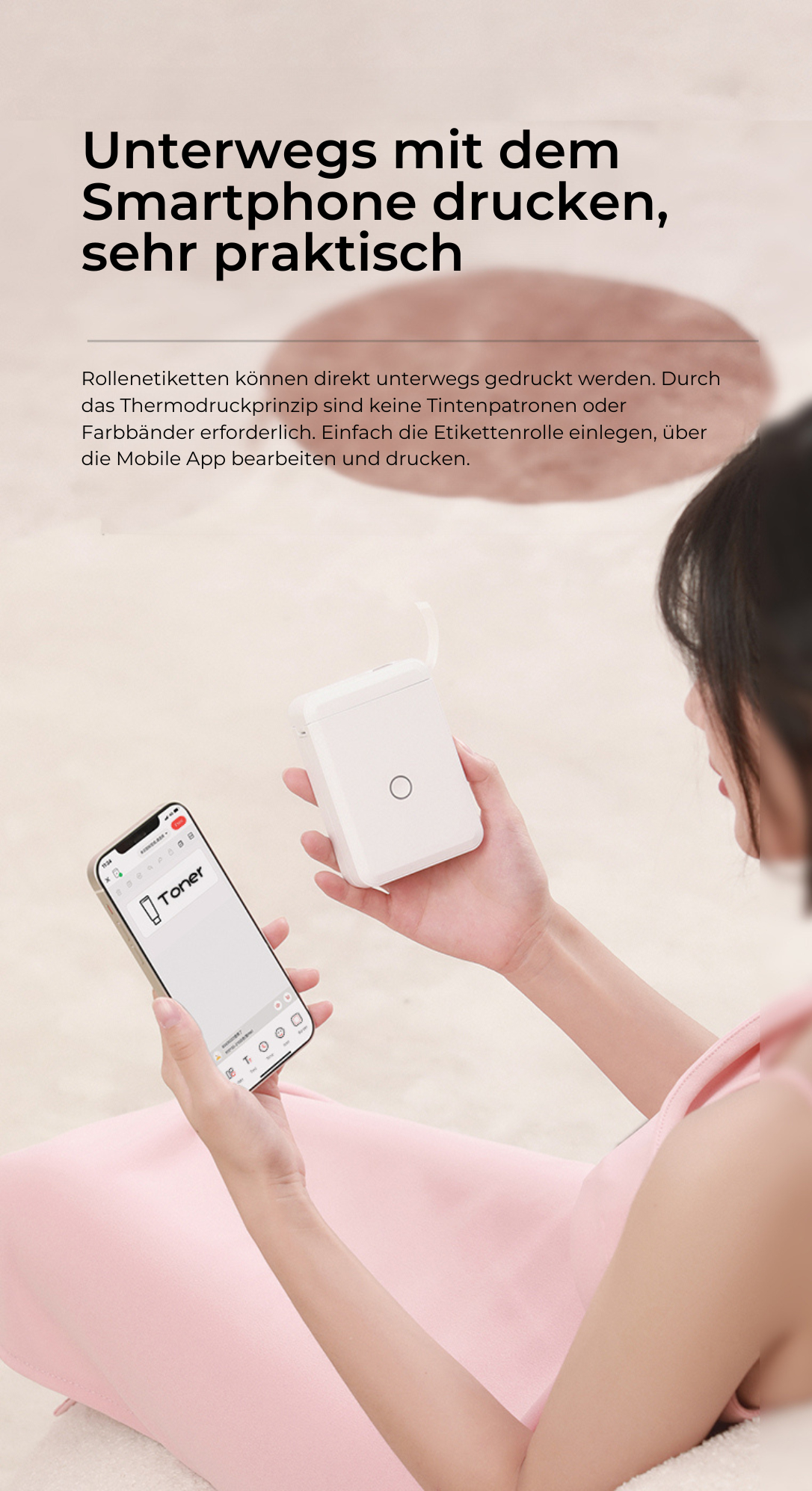 Frau mit Telefon, druckt Etiketten mit einem kleinen weißen Etikettendrucker auf rosa Oberfläche.
