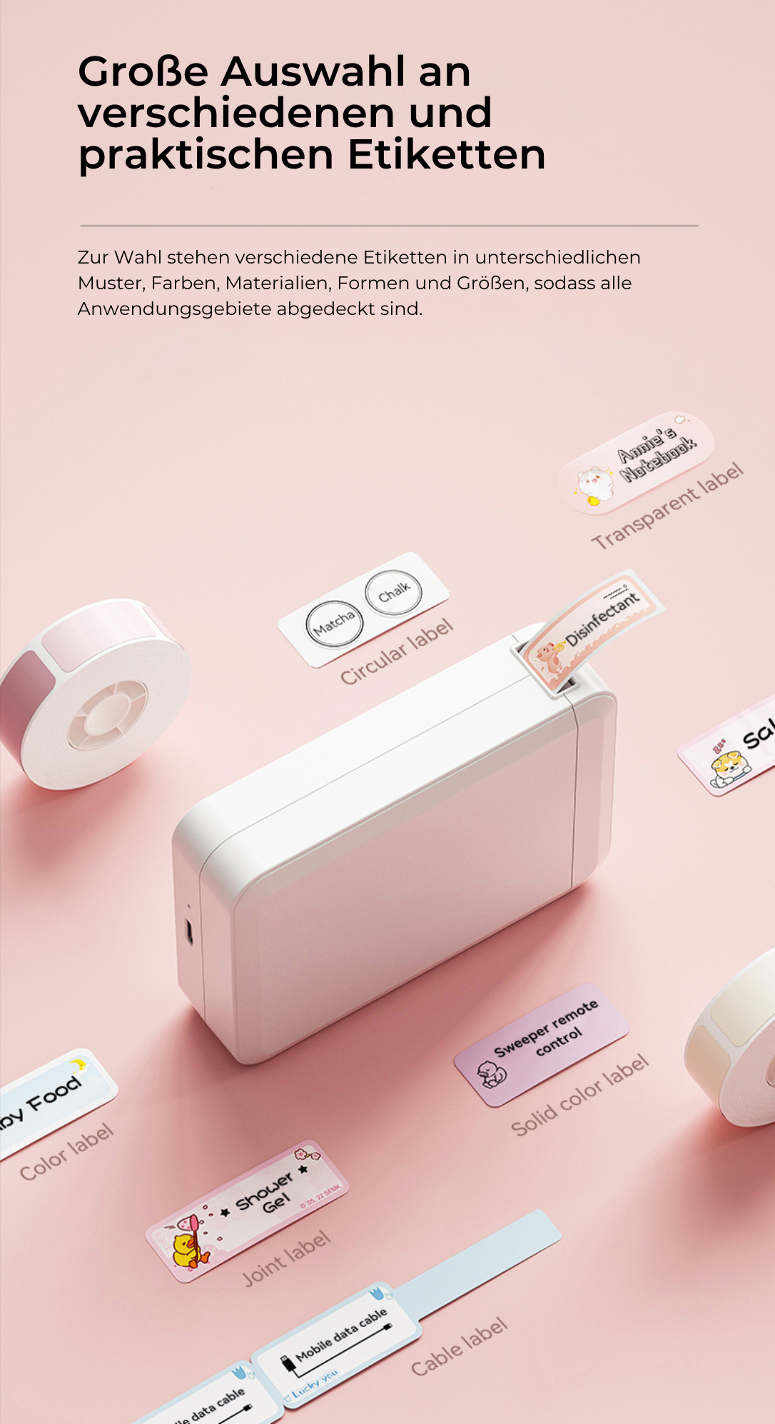 Eine Vielzahl von Etiketten und ein Etikettendrucker auf einer rosa Oberfläche. Etiketten haben Text und Designs.