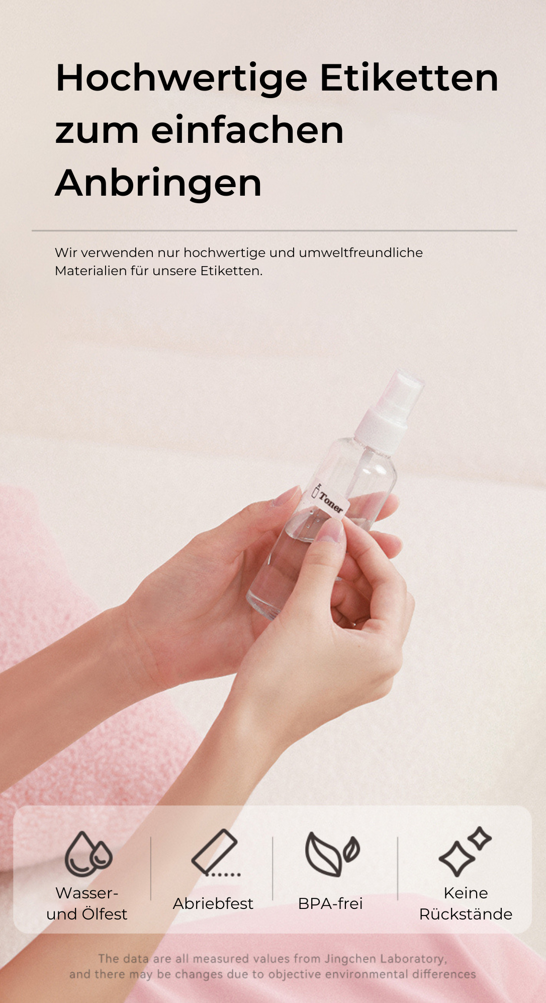Sprühflasche mit weißem Etikett und Text und rosa Hintergrund.