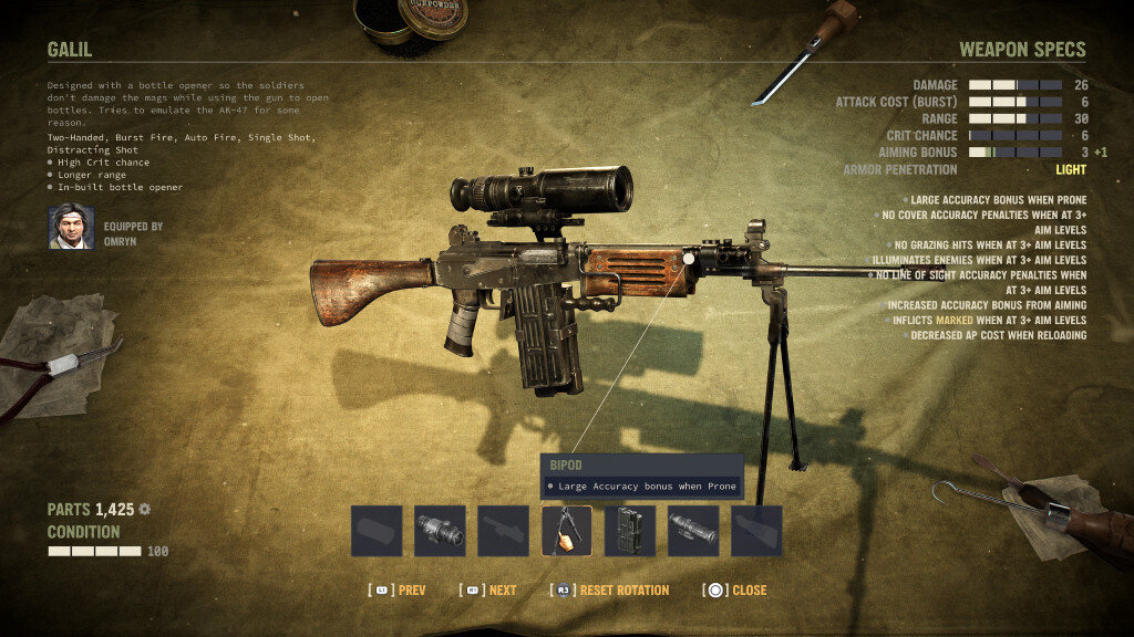 Karabin Galil z lunetą i akcesoriami, rozłożony na powierzchni z danymi technicznymi broni obok.