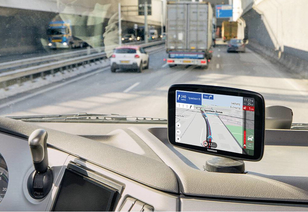 Urządzenie GPS w samochodzie. Pokazuje mapę i nawigację.