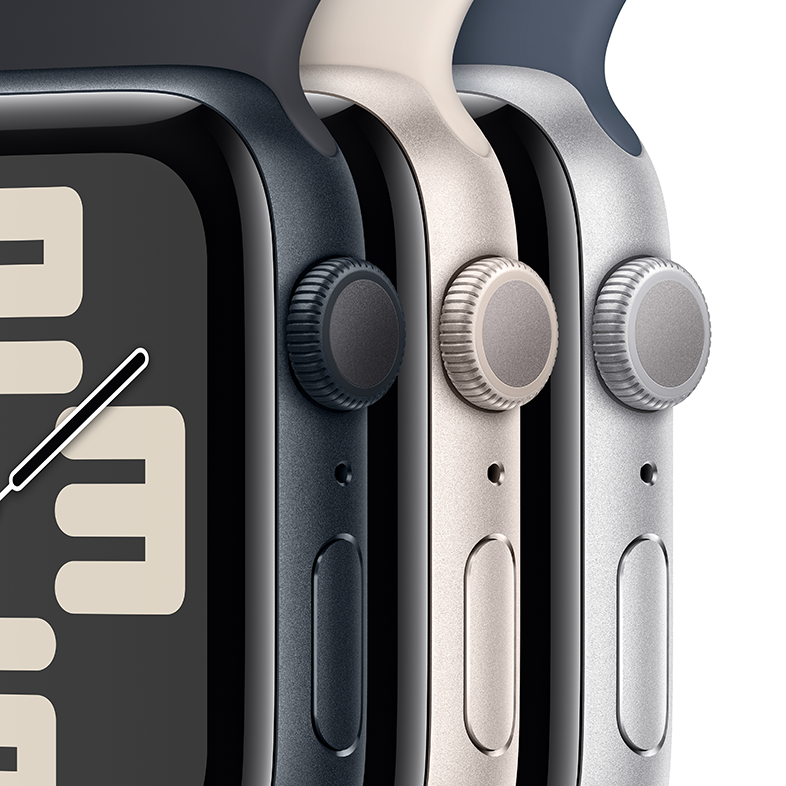 Három Apple Watch, oldalsó nézetben, különböző színű tokokkal: sötétkék, bézs és ezüst, a digitális koronát mutatva.