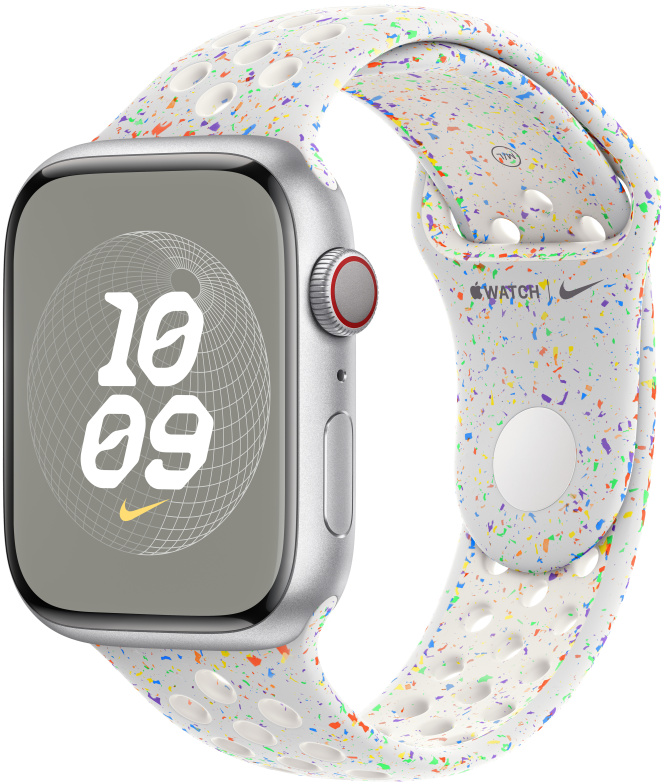 Egy Apple Watch fehér szíjjal, színes pöttyökkel. Az óralap az időt és a Nike logóját mutatja.