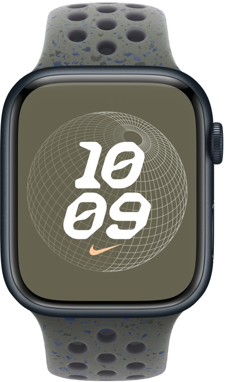 Apple Watch Nike edition sötétkék szíjjal és díszítéssel, időt és Nike logót mutat, fehér háttéren.