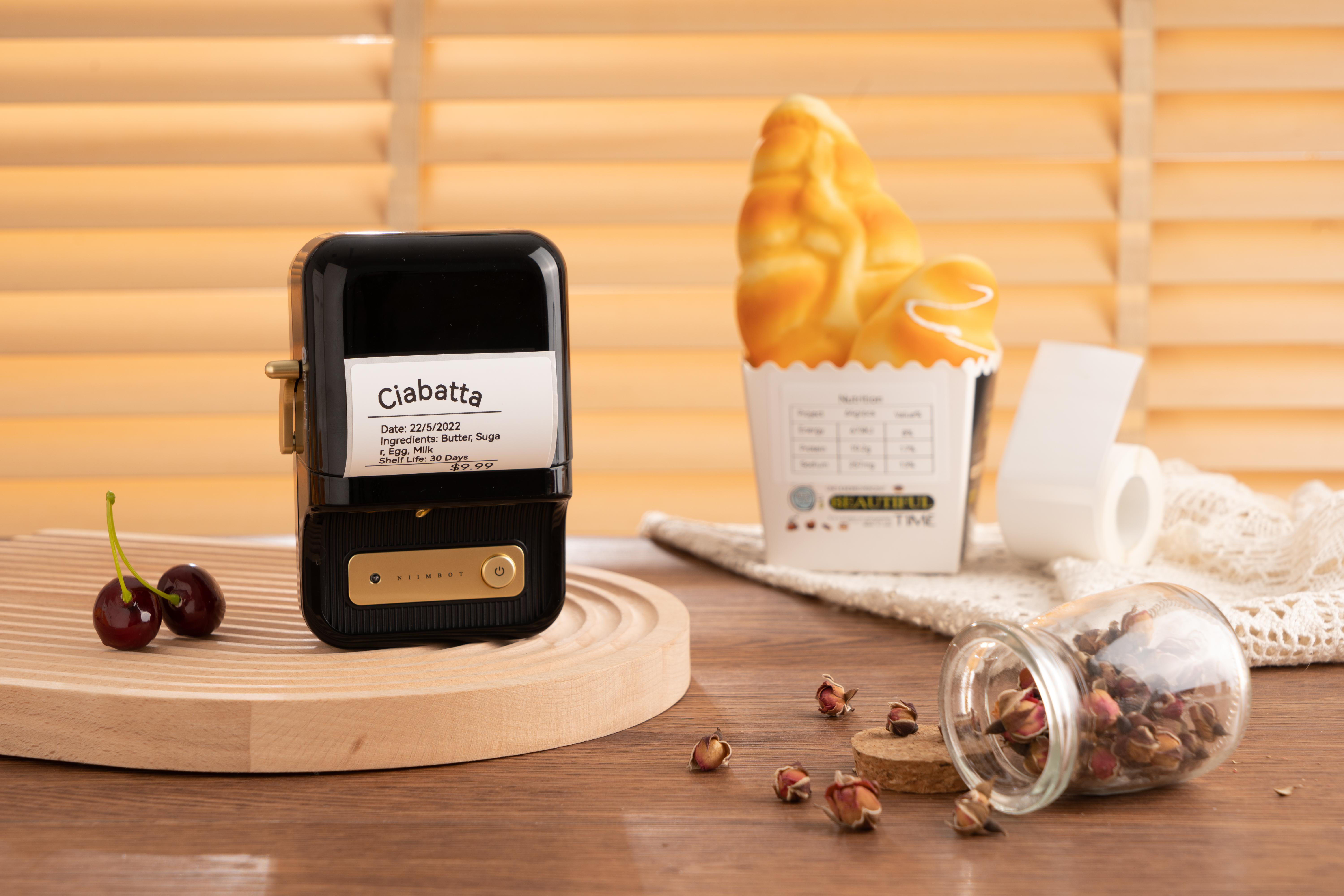 Ciabatta-Brotetikett auf einem Stempel, Brot in einem Behälter, Kirschen und Rosen auf einem Holzbrett.