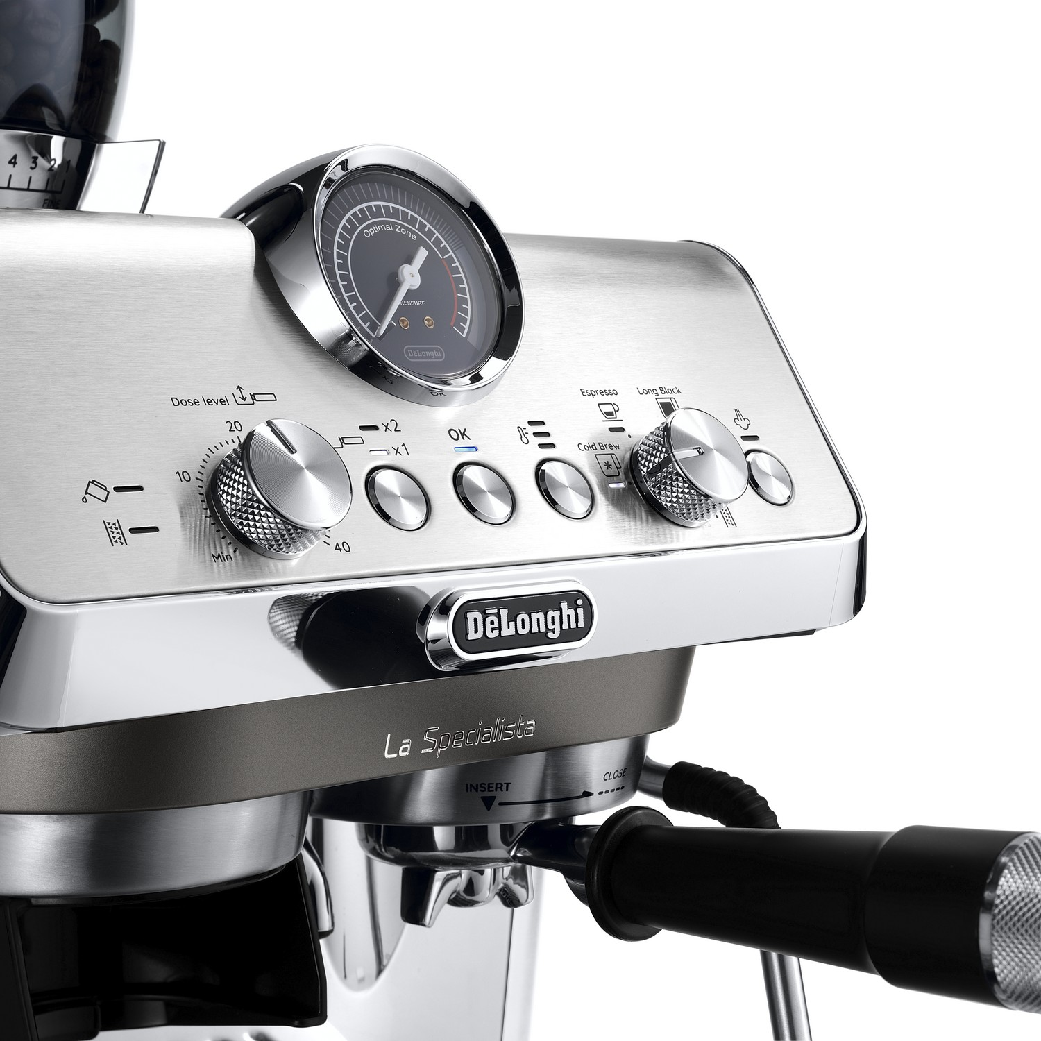 Close-up van een zilveren De'Longhi espressomachine met knoppen op een witte achtergrond.