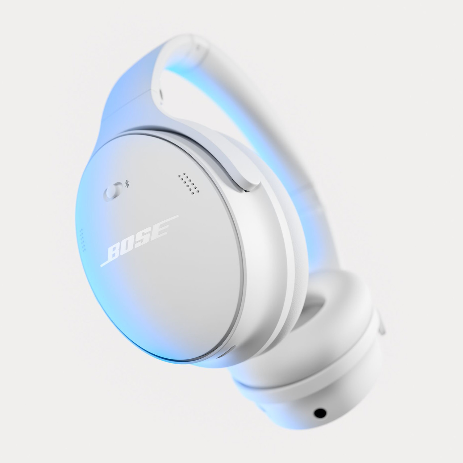Cuffie Bose bianche. Inclinato leggermente verso l'alto, isolato su bianco.