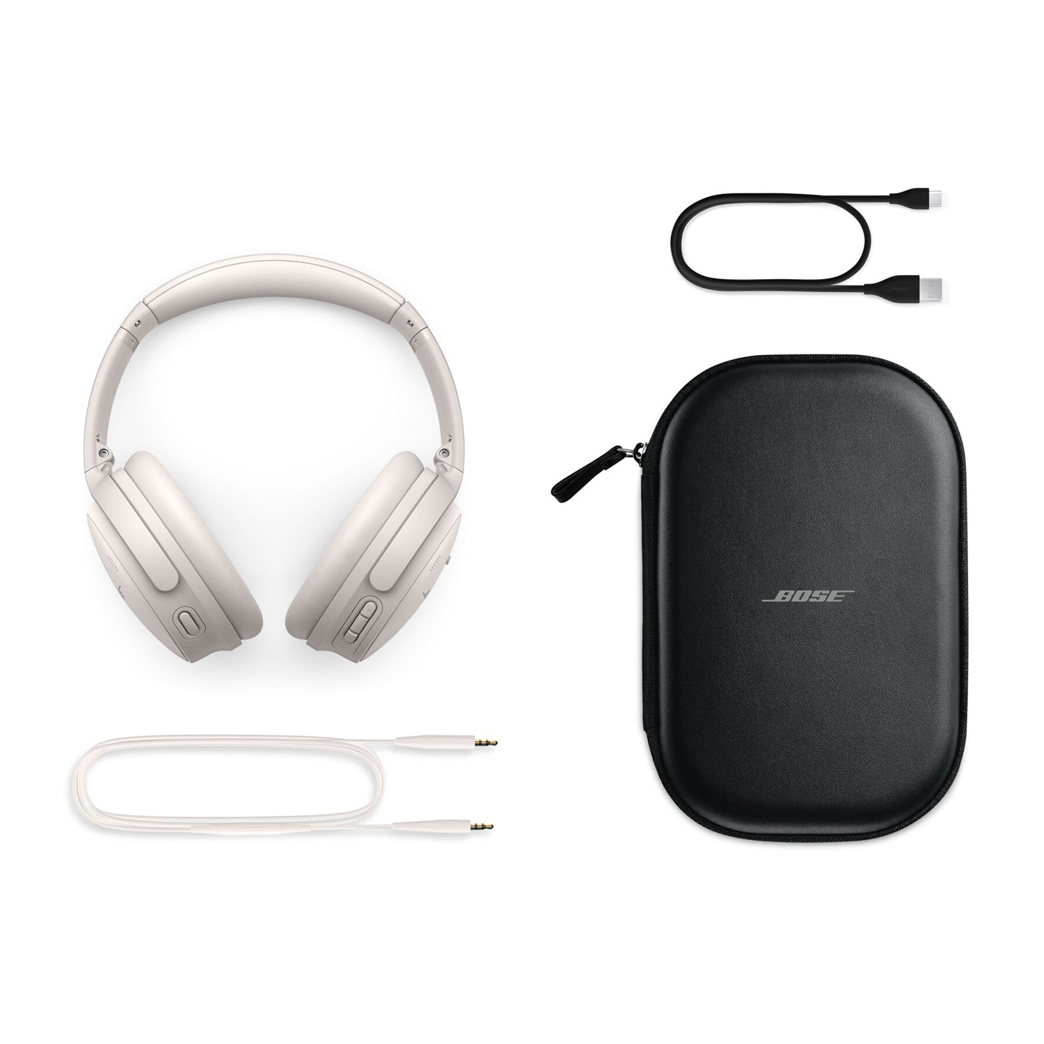 Cuffie bianche, custodia nera e cavi bianchi su sfondo bianco. La custodia ha il logo Bose.