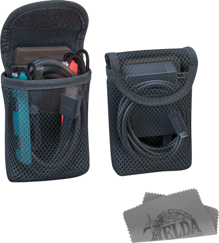 Dwie siatkowe etui z elektroniką: Switch, kable, ładowarka i ściereczki do czyszczenia.