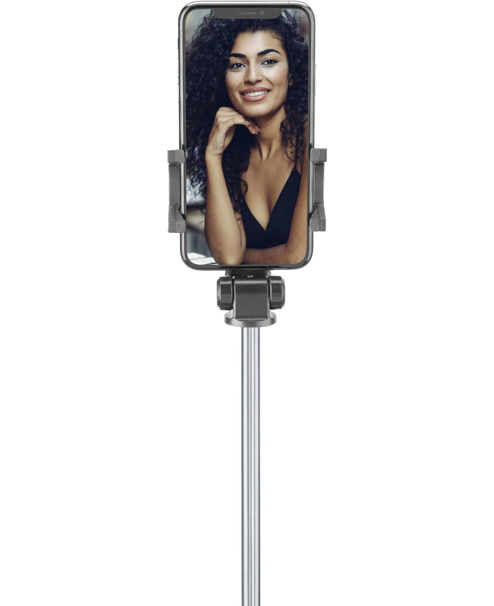 Frau hält Smartphone auf Selfie-Stick. Sie lächelt und trägt ein schwarzes Oberteil.