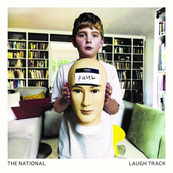 Albumcover. Ein Junge hält einen Schaufensterpuppenkopf mit 'Paul' darauf. Ein Bücherregal ist im Hintergrund.