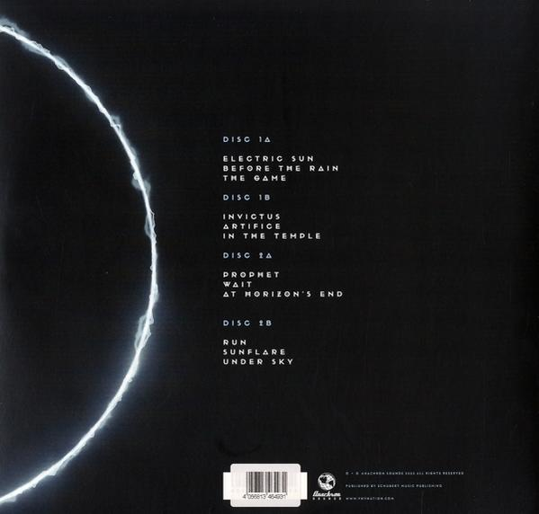 Albumcover mit Trackliste. Weißer Text auf schwarzem Hintergrund. Kreisförmiges Design links.