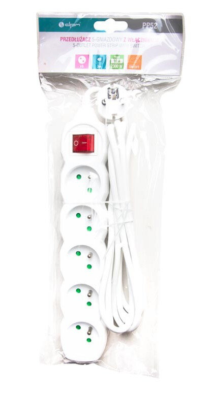 Biała listwa zasilająca z pięcioma gniazdami i czerwonym włącznikiem/wyłącznikiem, w plastikowej torbie.
