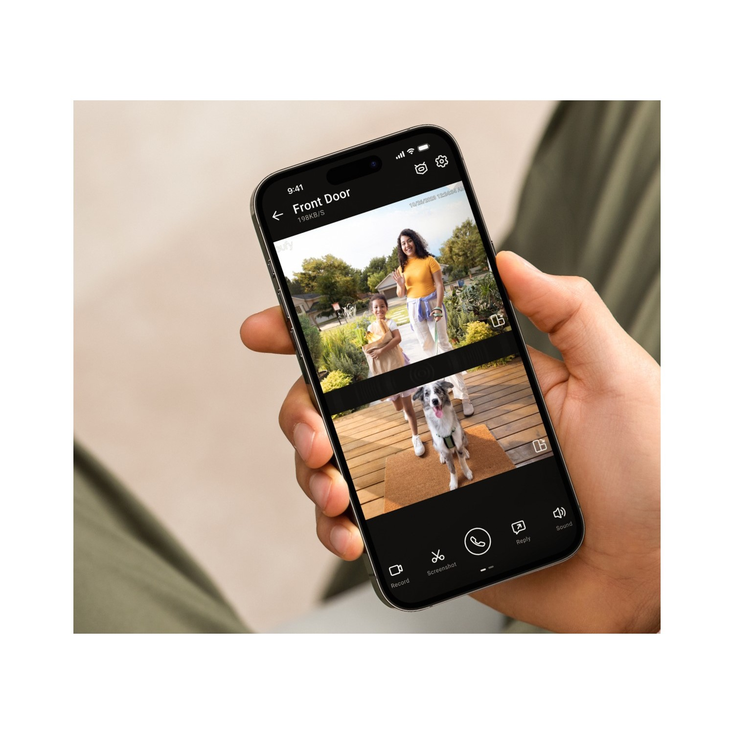 Hand die telefoon vasthoudt. Scherm toont vooraanzicht van de deur met twee mensen en een hond. Onder: opnemen, screenshot, antwoorden, geluid.
