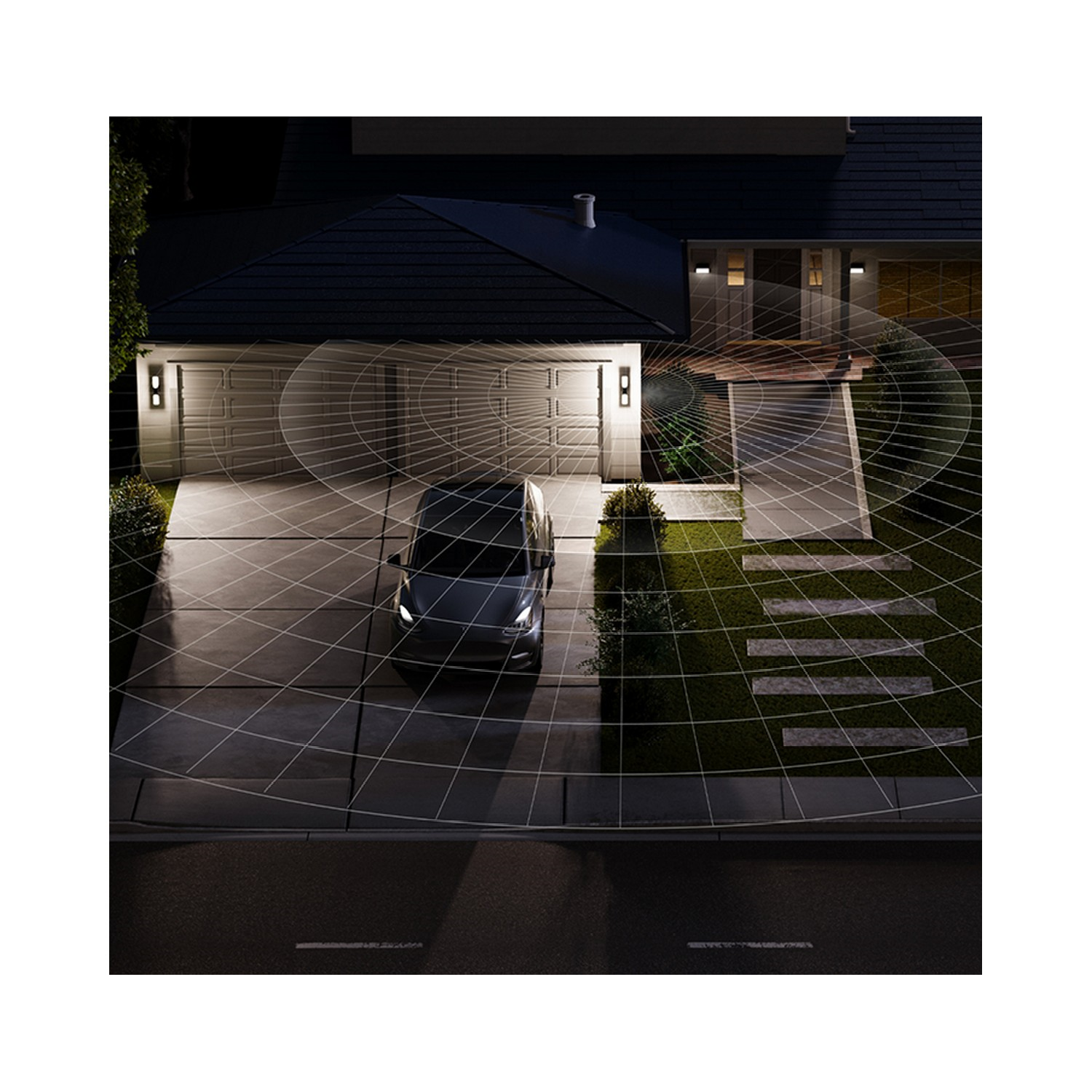 Prise de vue de nuit d'une maison avec une voiture garée dans l'allée et des faisceaux lumineux.