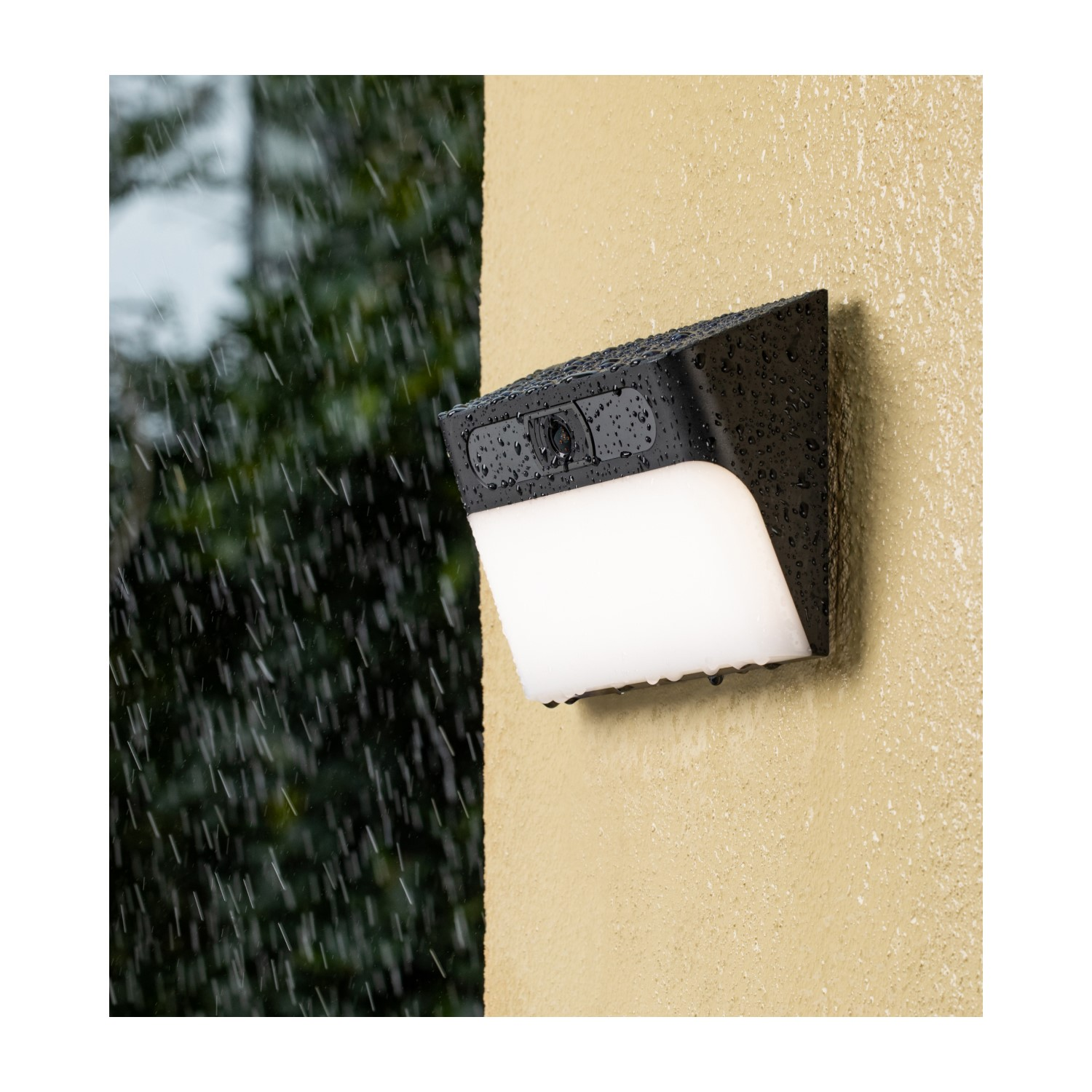 Een zwarte wandlamp is op een gele muur gemonteerd. Regen valt op de achtergrond.