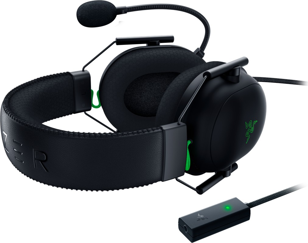 Schwarzes Razer Gaming-Headset mit Mikrofon und Steuerbox. Der Hintergrund ist weiß.