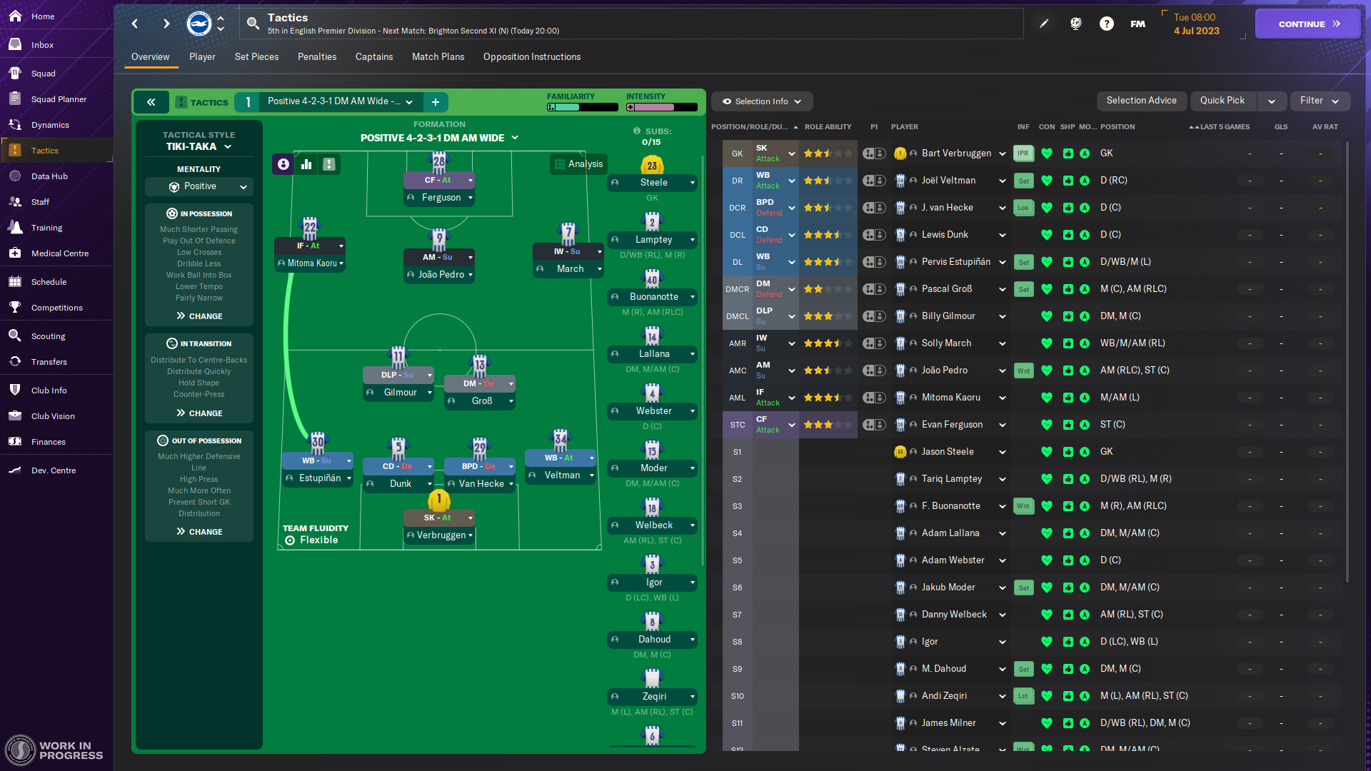 Ein Fußball-Taktikbildschirm mit Spielerpositionen und Teamformation.