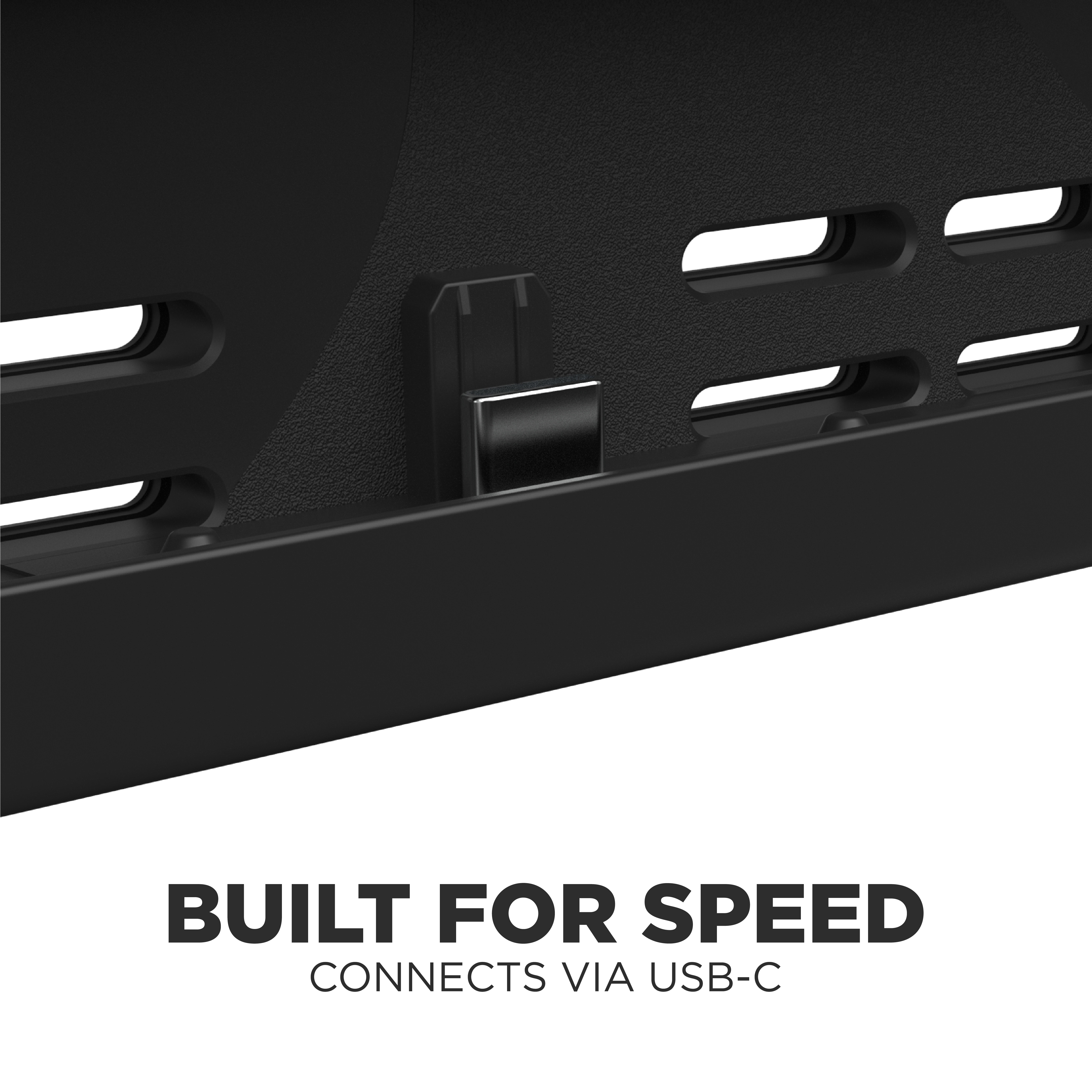 Nahaufnahme eines USB-C-Anschlusses an einem schwarzen Gerät mit dem Text „BUILT FOR SPEED“.