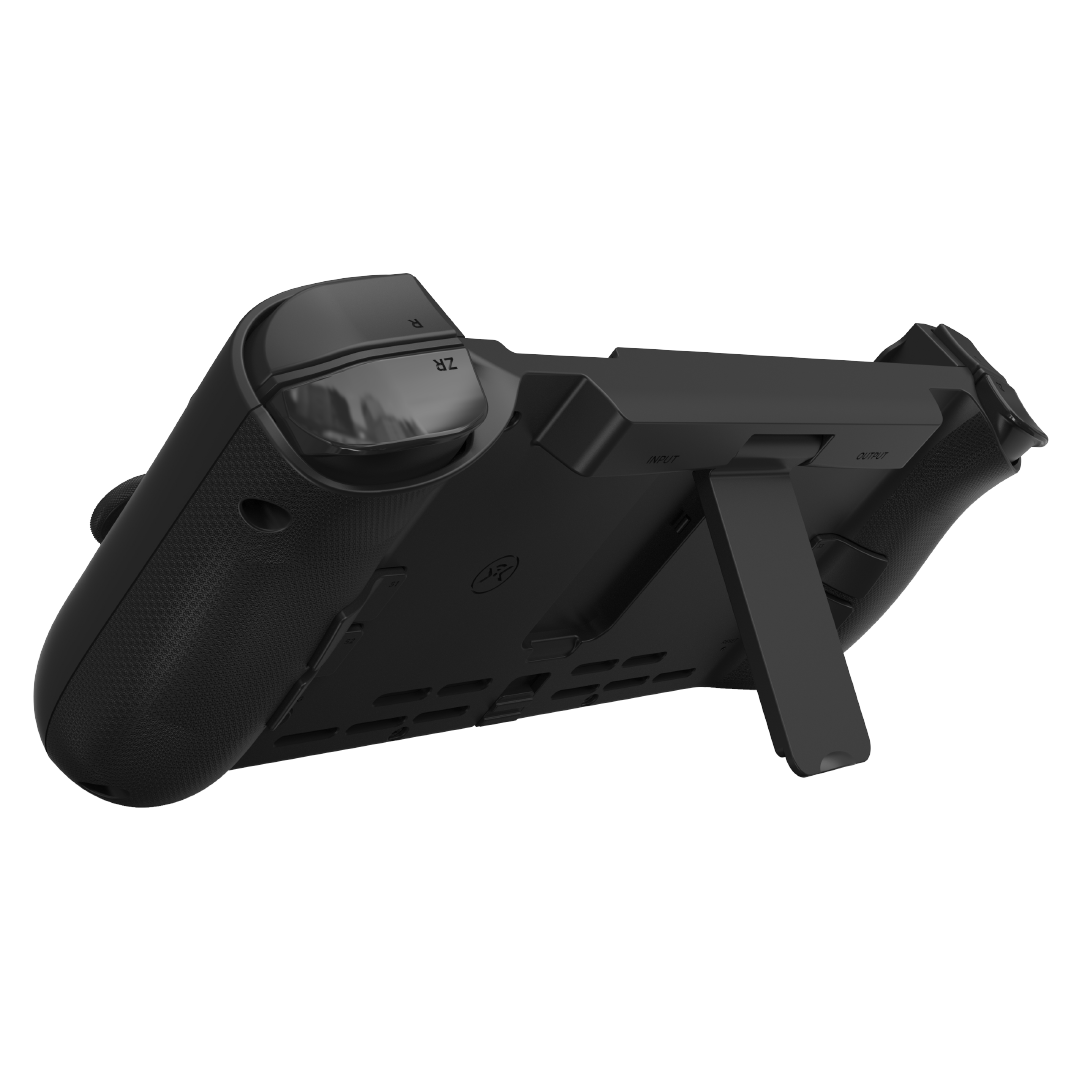 Ein schwarzer Gamecontroller mit Ständer auf schwarzem Hintergrund, der die Rückseite zeigt.