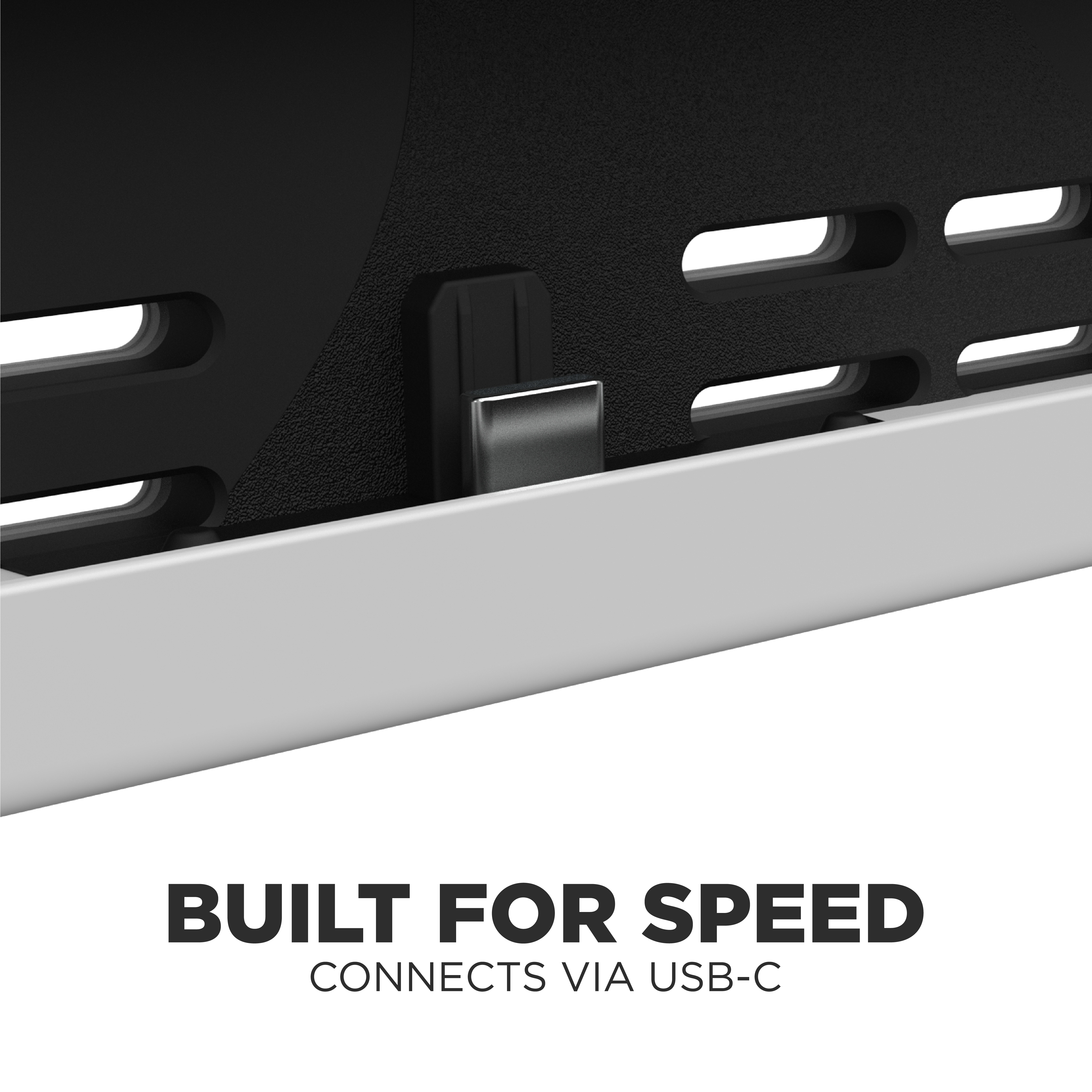 Nahaufnahme eines USB-C-Anschlusses an einem Gerät, mit dem Text 'BUILT FOR SPEED'.