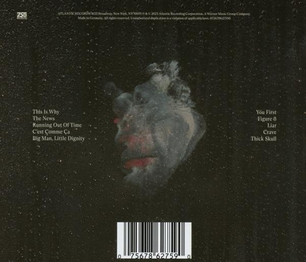 Pochette d'album avec un fond sombre texturé. Un visage flou avec un accent rouge. Liste des titres et code-barres visibles.