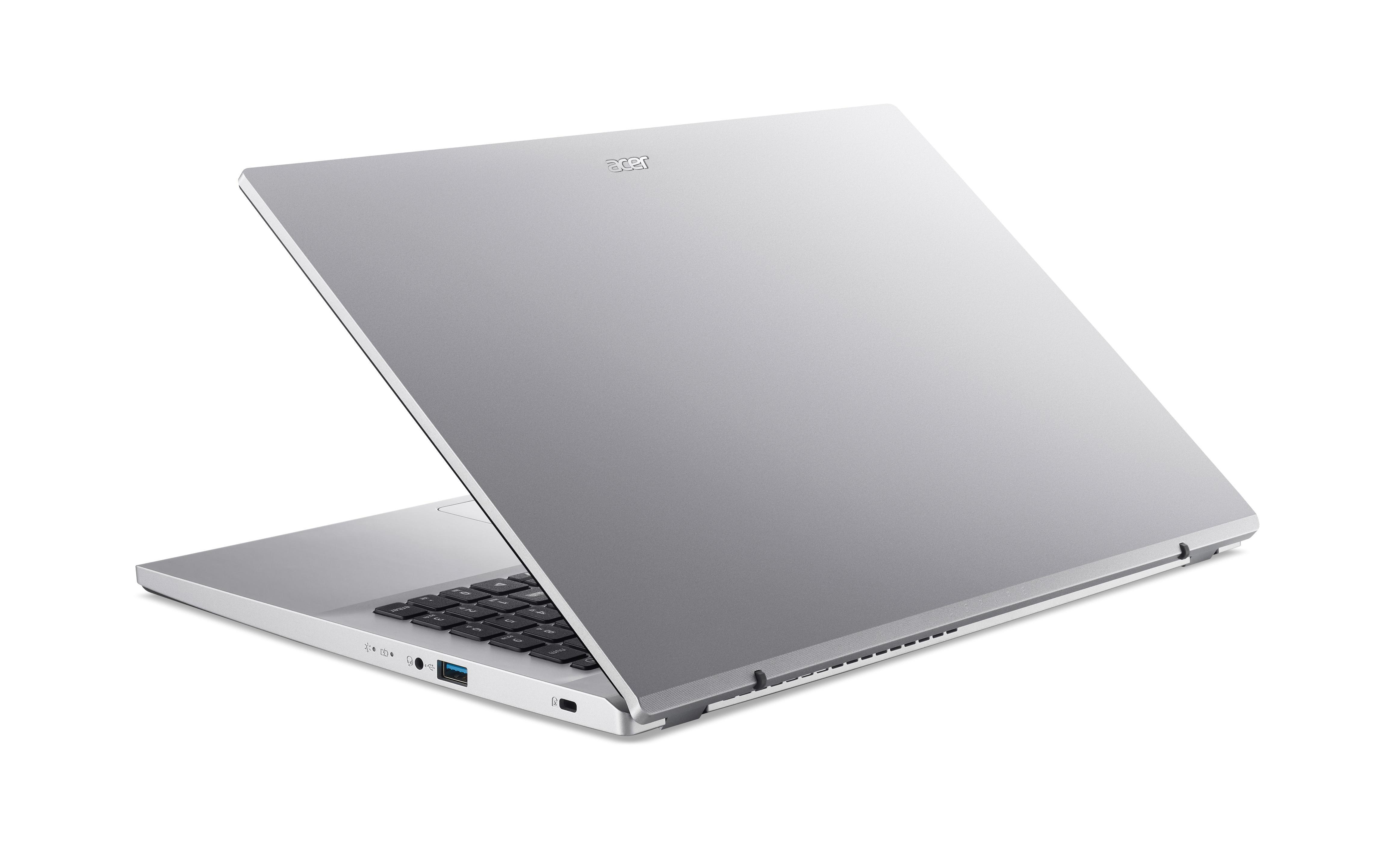 Silberner Laptop geöffnet auf weißem Hintergrund, Tastatur und Bildschirm zeigend.