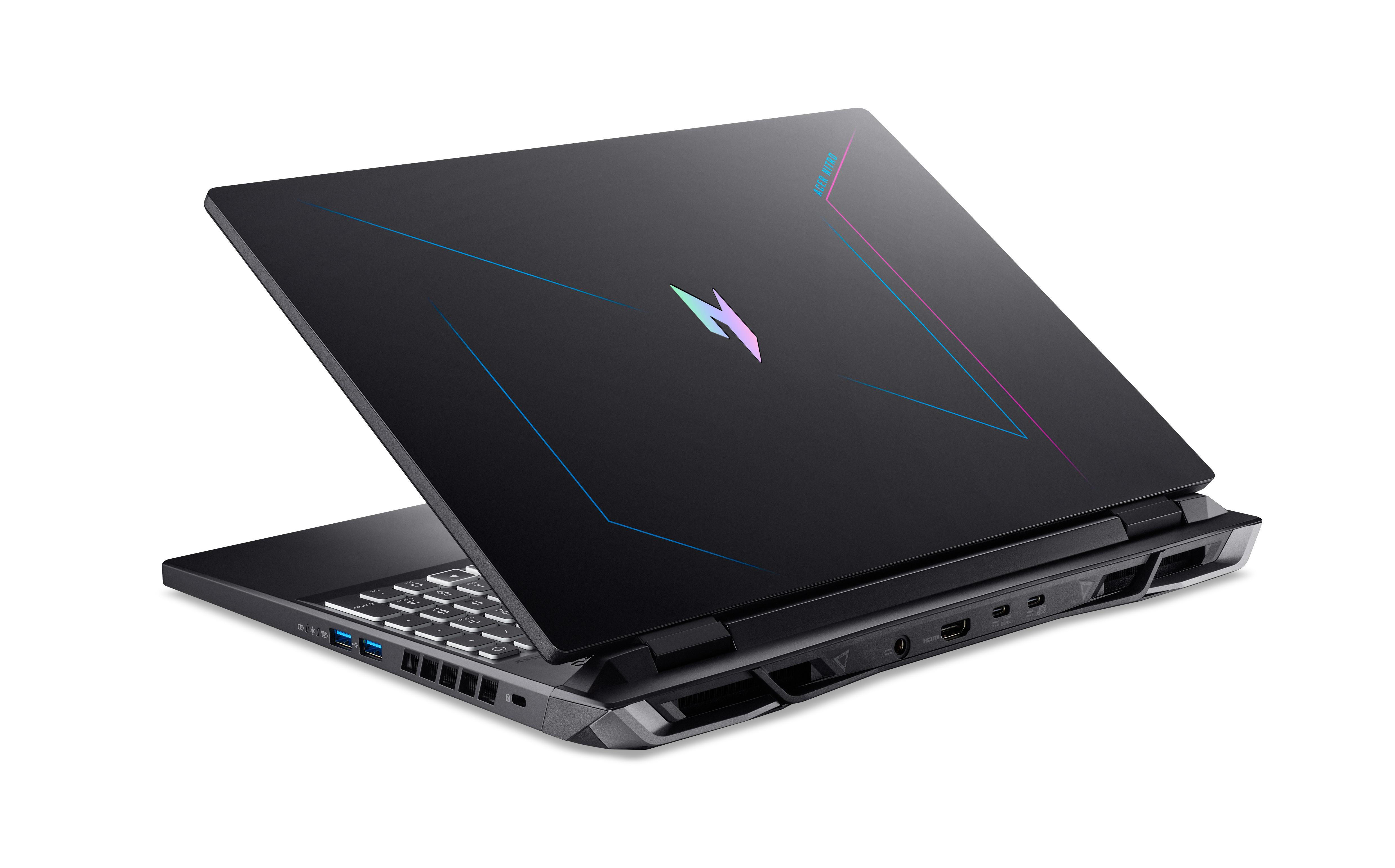 Schwarzer Laptop, der sich vor einem weißen Hintergrund öffnet. Zeigt Tastatur und Logo.