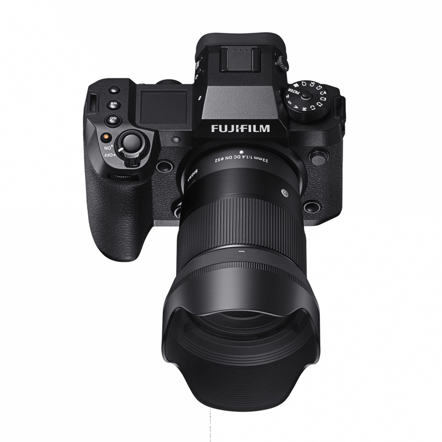 Fotocamera nera con obiettivo, FUJIFILM in alto.