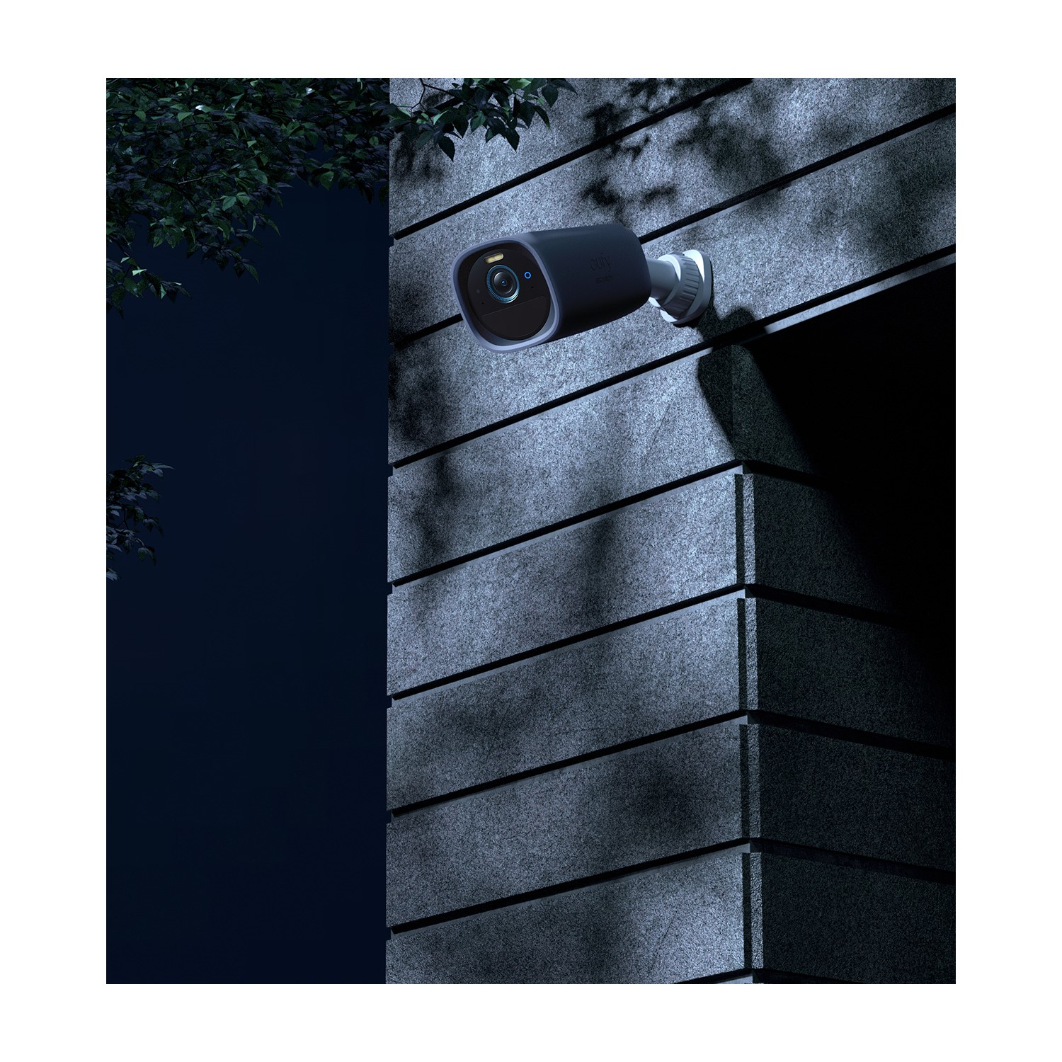 Caméra de sécurité extérieure sur bâtiment la nuit. Caméra noire, fond sombre.