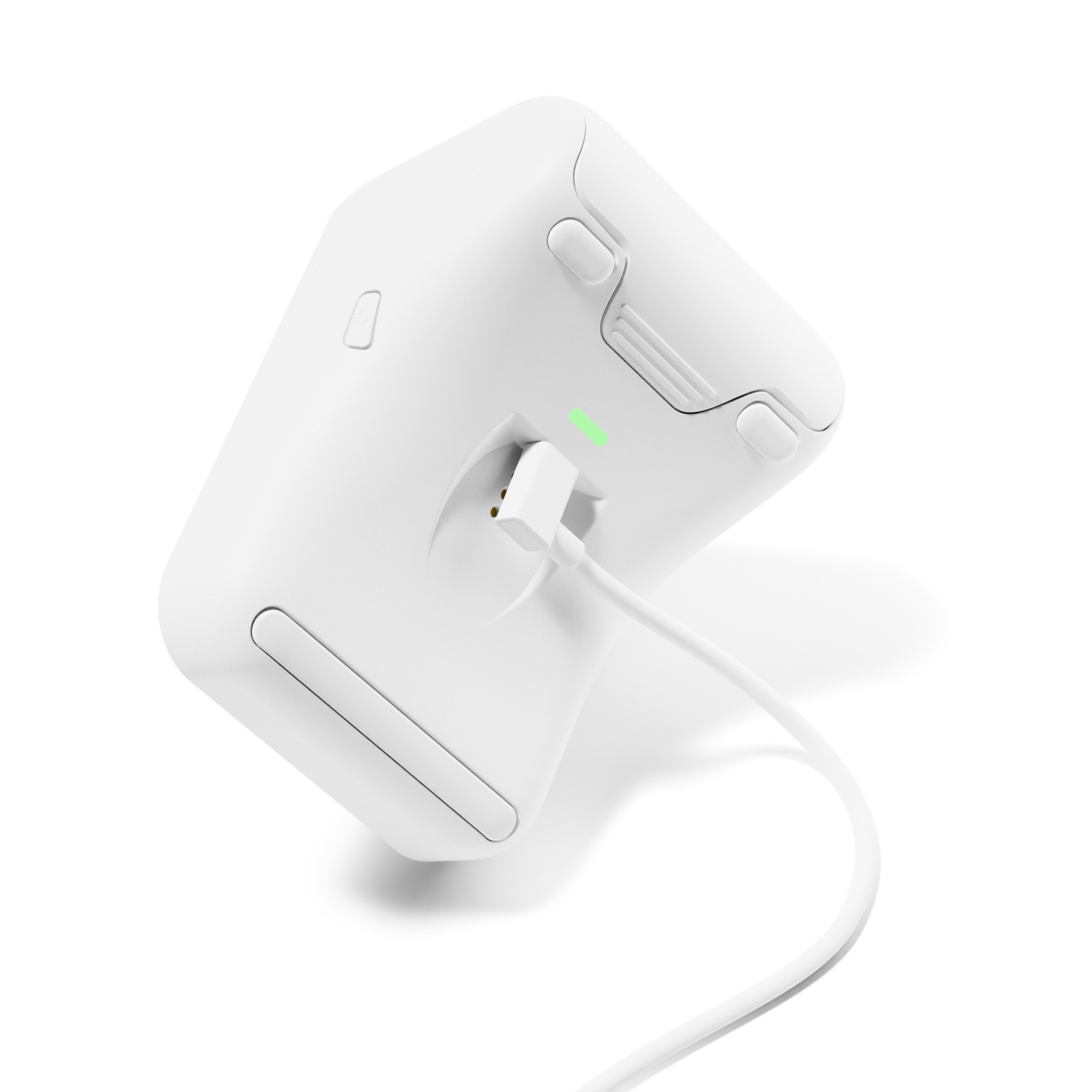 Eine weiße Maus mit angeschlossenem Ladekabel, vor weißem Hintergrund.