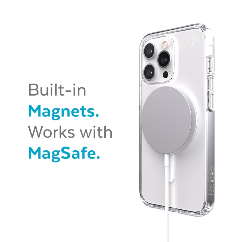 Okostelefon átlátszó tokban, MagSafe töltővel csatlakoztatva, fehér háttérrel.