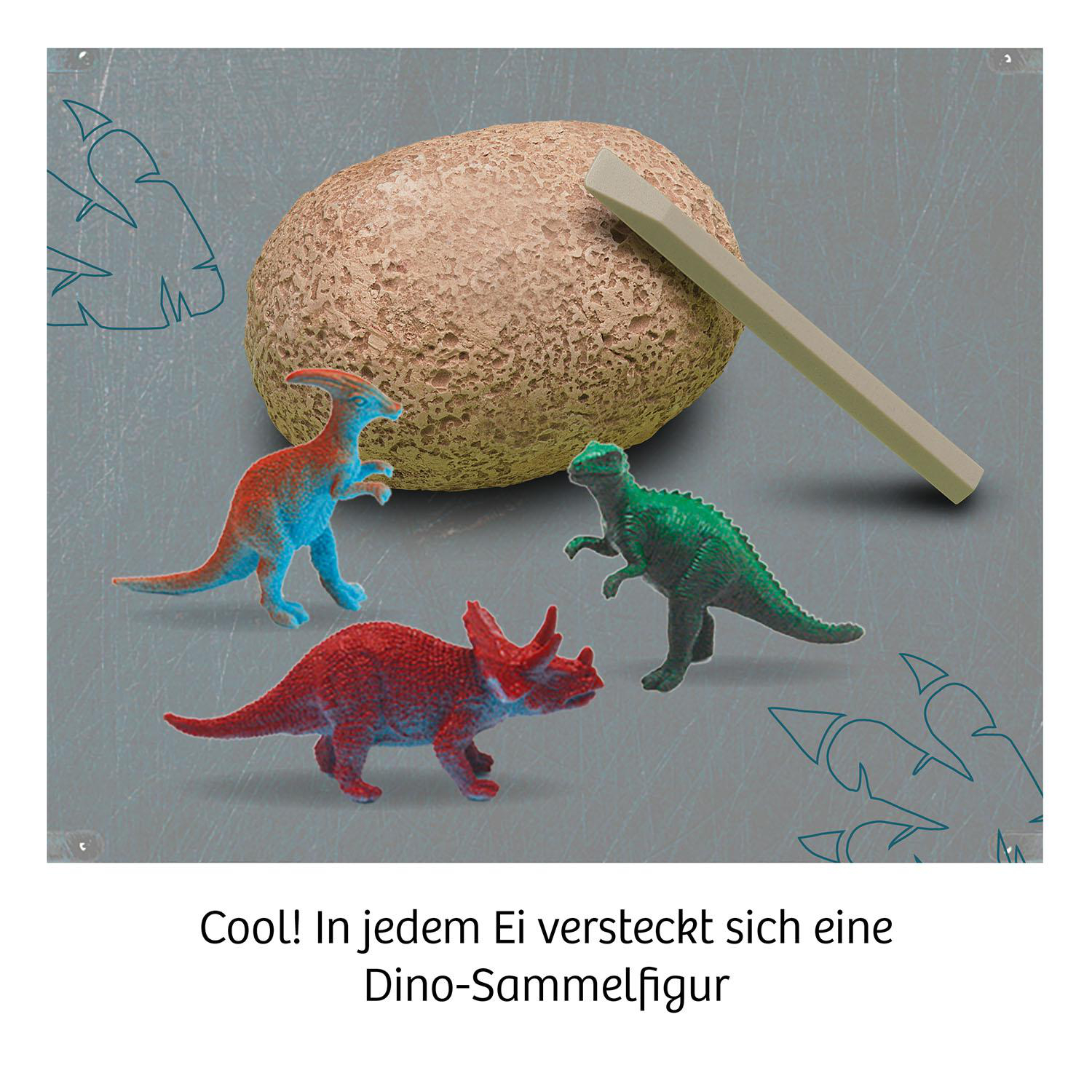Drei Spielzeugdinosaurier, ein beiges Ei und ein Meißel auf grauem Hintergrund.